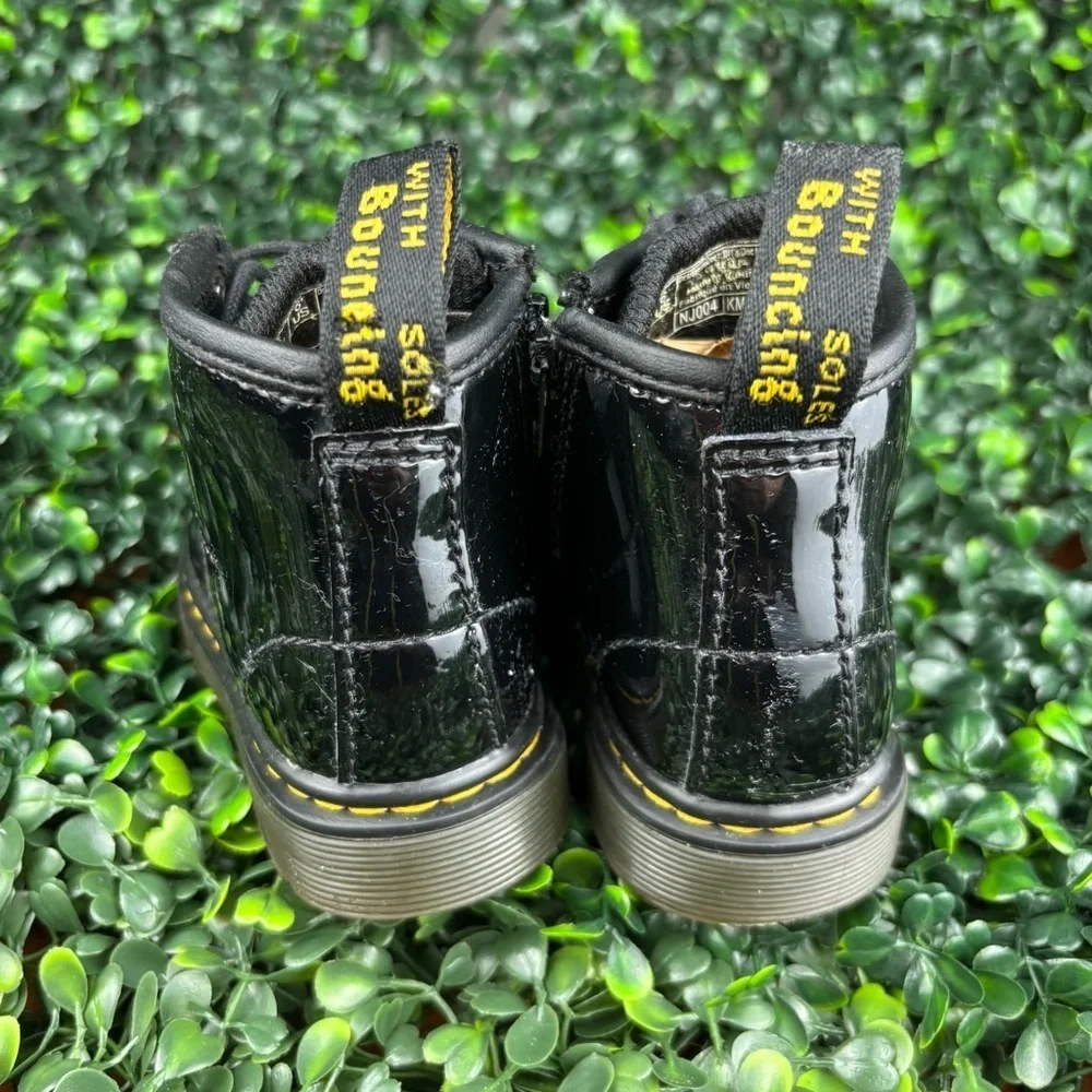 DR.MARTENS 1460BLACK PATENT LAMPER BOOTS  Size 6 Kids